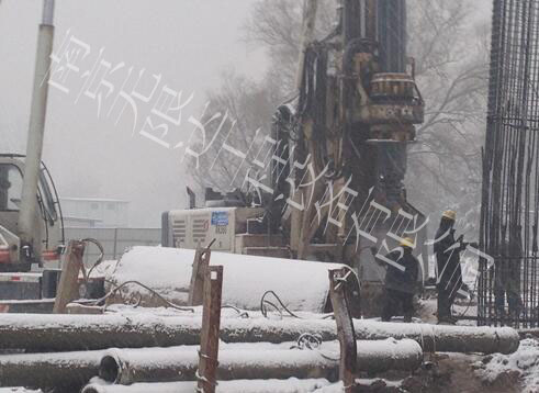 無限達(dá)旋挖設(shè)備暴雪中施工現(xiàn)場(chǎng).jpg